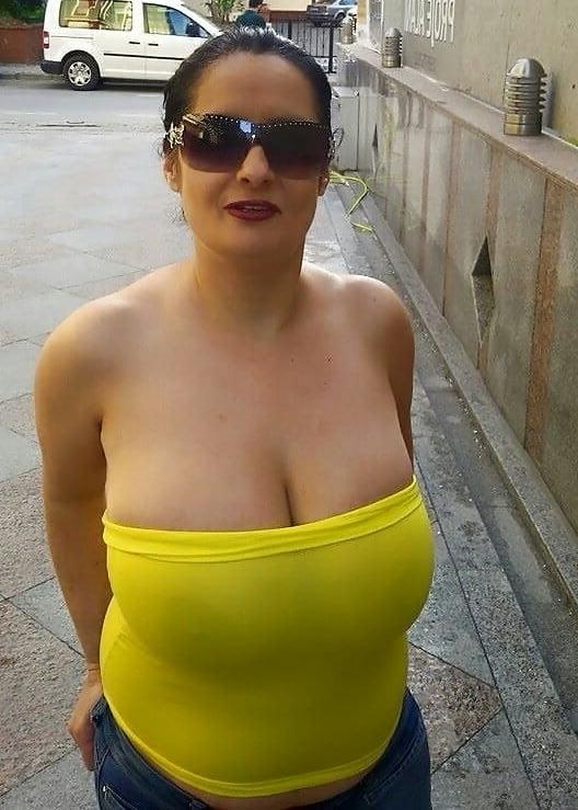 20P Mature ladies braless cleavage pokies 167