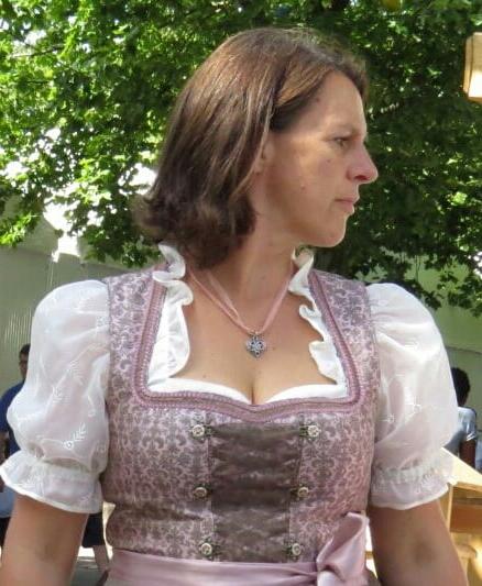 20P Mature ladies braless cleavage pokies 166