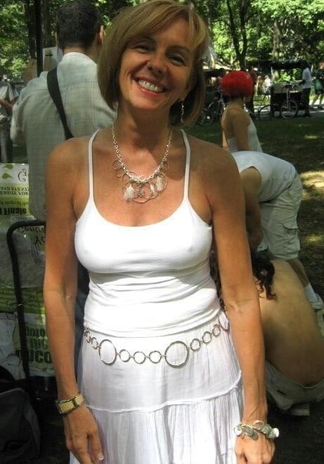 20P Mature ladies braless cleavage pokies 166