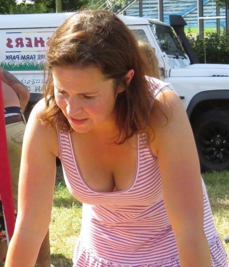 20P Mature ladies braless cleavage pokies 166