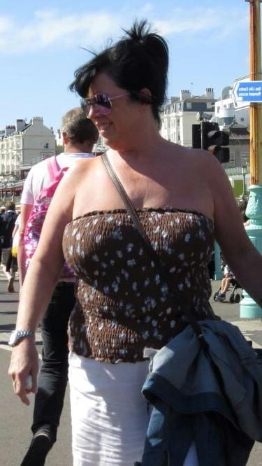 20P Mature ladies braless cleavage pokies 166