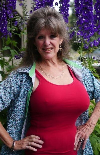 20P Mature ladies braless cleavage pokies 166