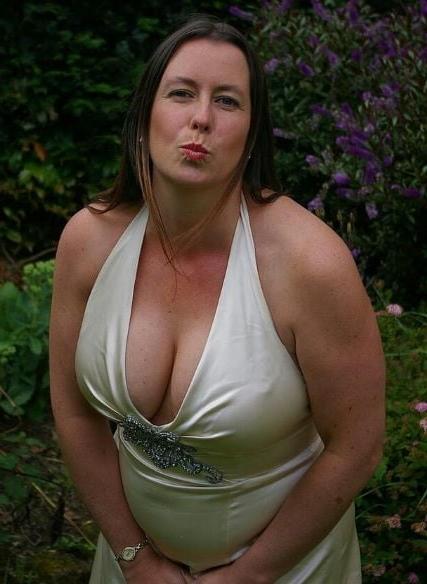 20P Mature ladies braless cleavage pokies 166