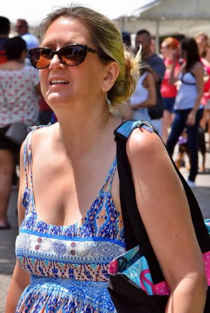 20P Mature ladies braless cleavage pokies 166