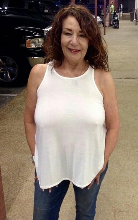 20P Mature ladies braless cleavage pokies 166