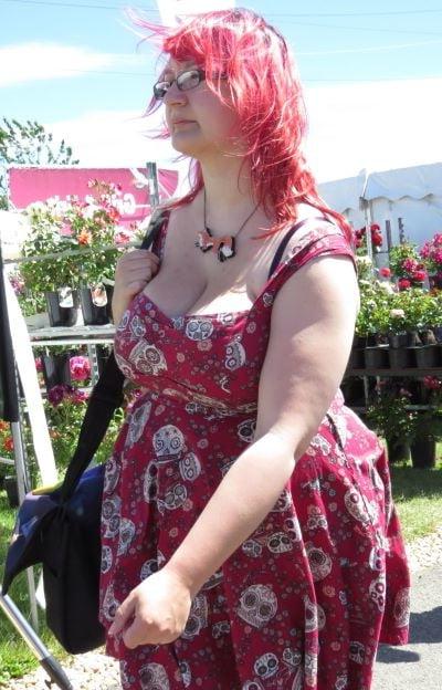 20P Mature ladies braless cleavage pokies 166