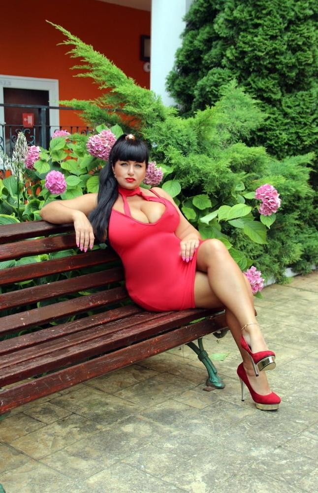 25P Lady in red IV