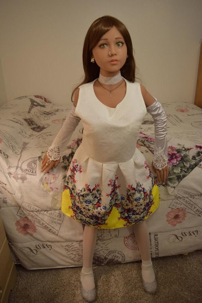 25P Nina's naughty peek!