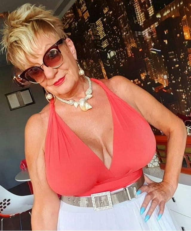 20P Mature ladies braless cleavage pokies 163
