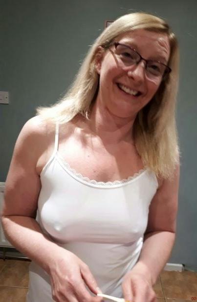 20P Mature ladies braless cleavage pokies 163