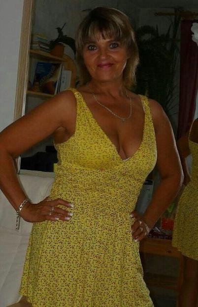 20P Mature ladies braless cleavage pokies 163