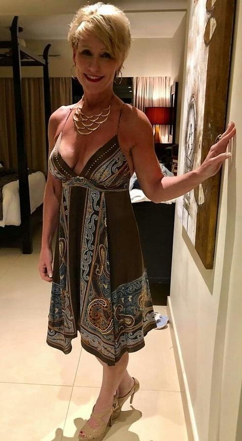20P Mature ladies braless cleavage pokies 163