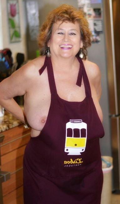 20P Mature ladies braless cleavage pokies 163