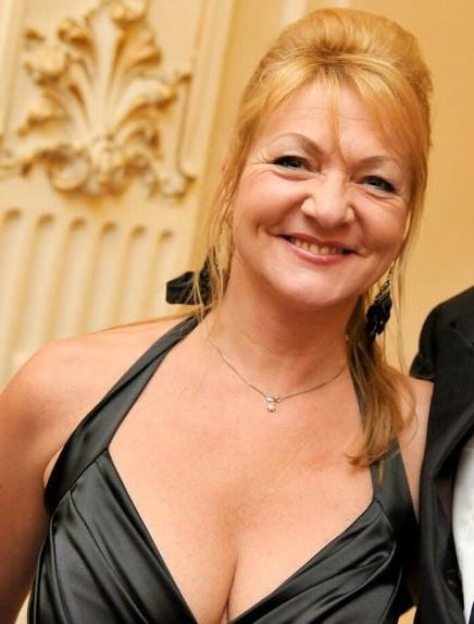 20P Mature ladies braless cleavage pokies 163