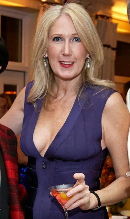 20P Mature ladies braless cleavage pokies 163