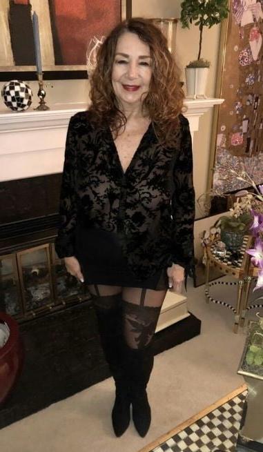 20P Mature ladies braless cleavage pokies 163