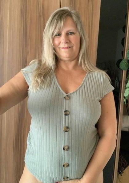 20P Mature ladies braless cleavage pokies 163