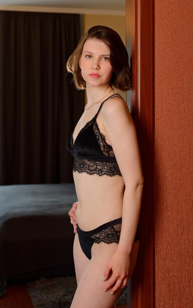 25P Gorgeous Babe Klava