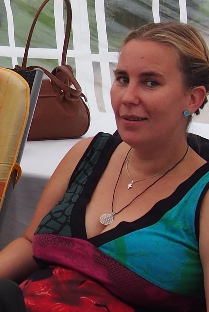 20P Mature ladies braless cleavage pokies 165
