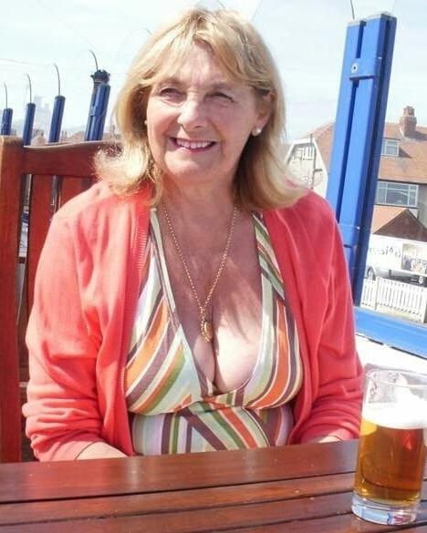 20P Mature ladies braless cleavage pokies 165