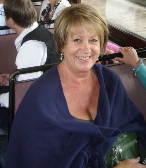 20P Mature ladies braless cleavage pokies 165