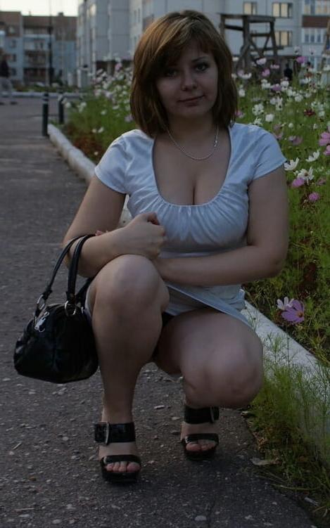 20P Mature ladies braless cleavage pokies 165