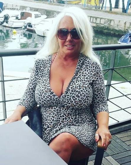 20P Mature ladies braless cleavage pokies 165