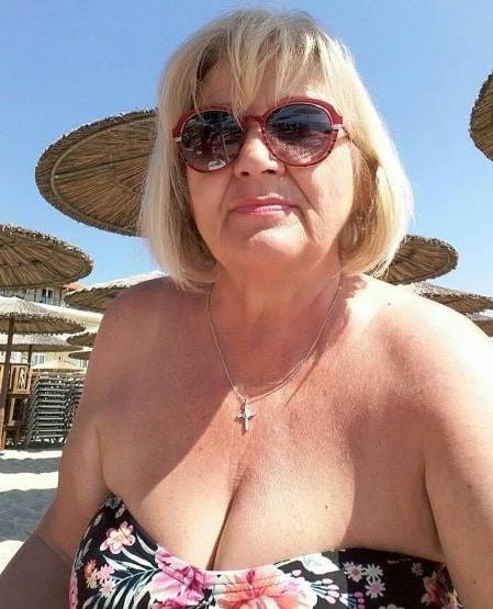 20P Mature ladies braless cleavage pokies 165
