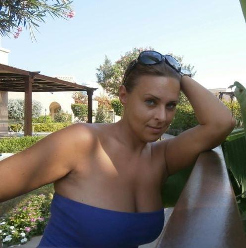 19P Mature ladies braless cleavage pokies 161
