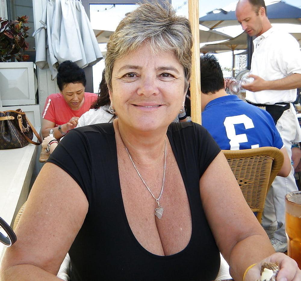 19P Mature ladies braless cleavage pokies 161