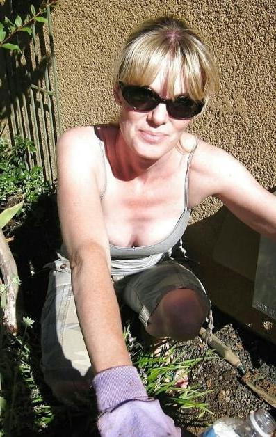 19P Mature ladies braless cleavage pokies 161