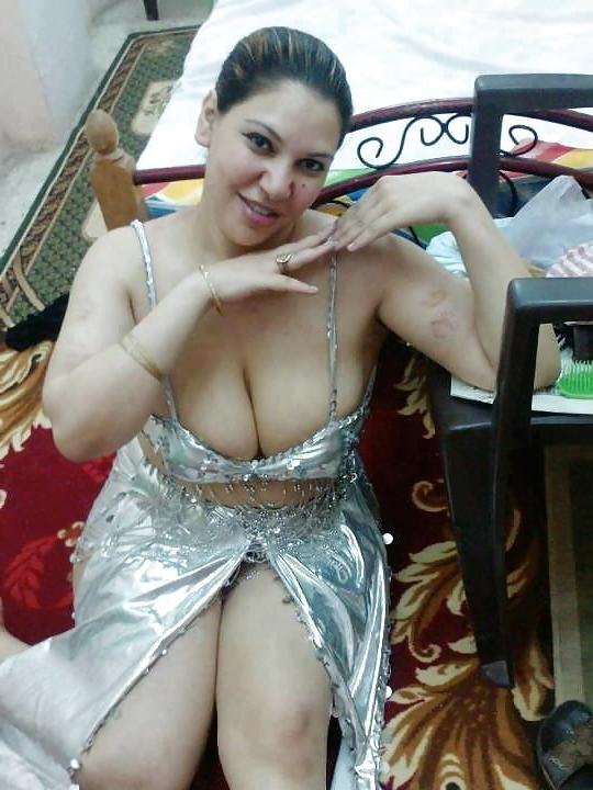 19P Mature ladies braless cleavage pokies 161