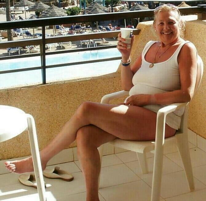 19P Mature ladies braless cleavage pokies 161