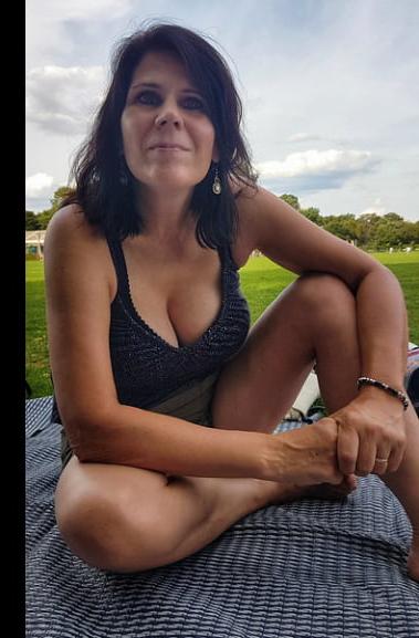 19P Mature ladies braless cleavage pokies 161