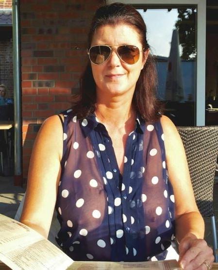 19P Mature ladies braless cleavage pokies 161