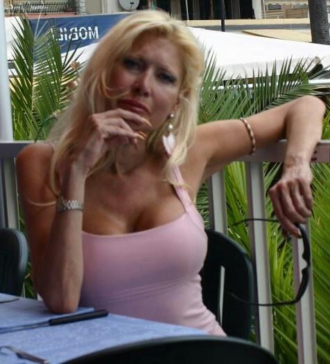 19P Mature ladies braless cleavage pokies 161