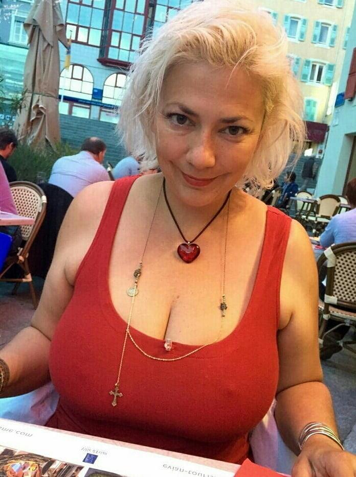 19P Mature ladies braless cleavage pokies 161