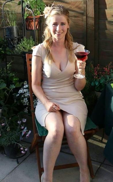 19P Mature ladies braless cleavage pokies 161