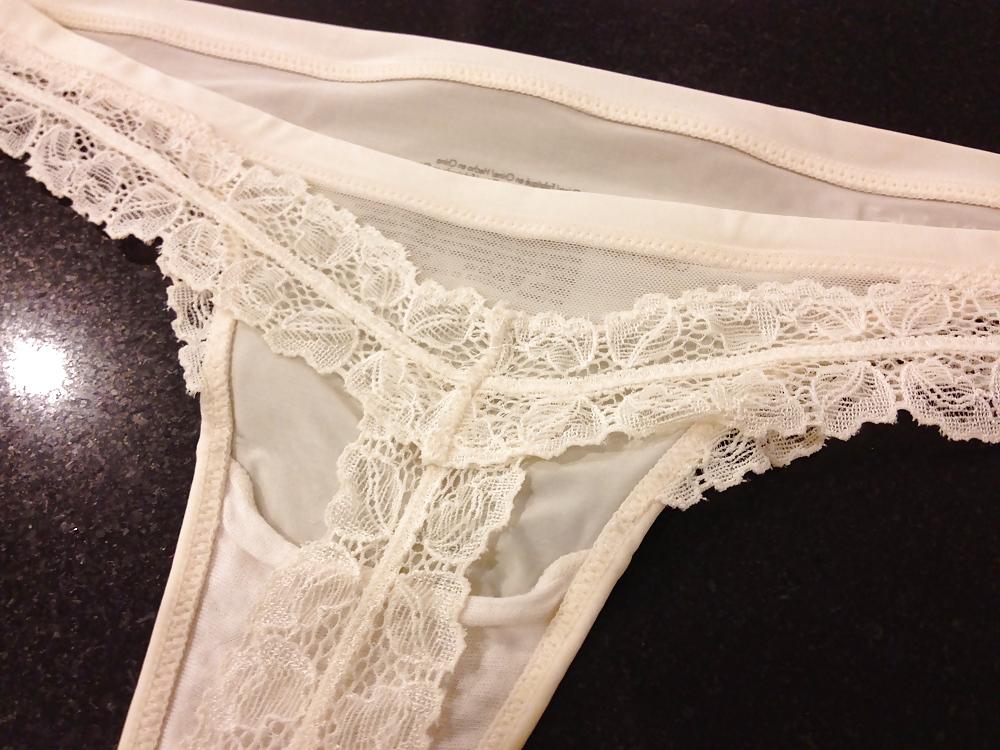 7P Calvin Klein white lace thong
