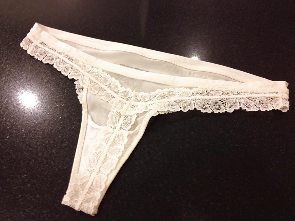 7P Calvin Klein white lace thong