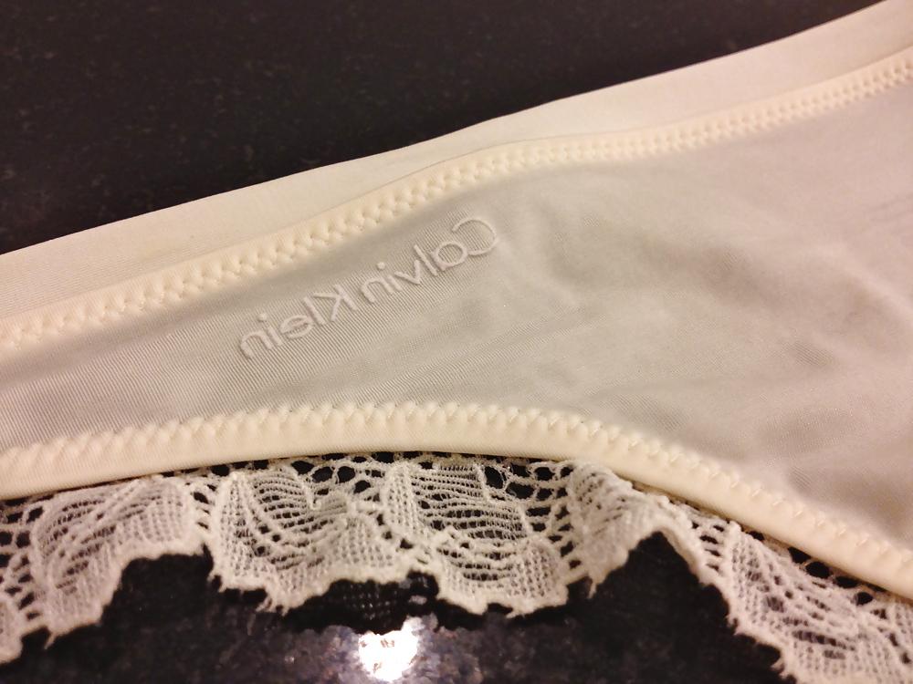 7P Calvin Klein white lace thong