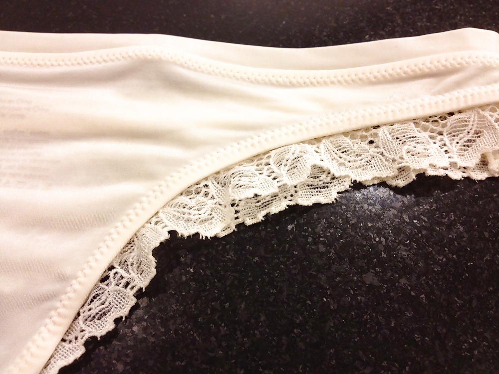 7P Calvin Klein white lace thong