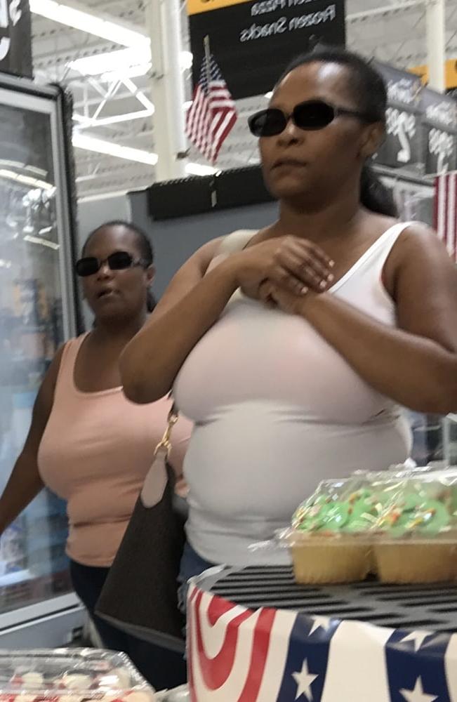 6P Boobs in public