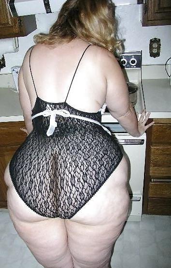 25P beautiful women in the kitchen