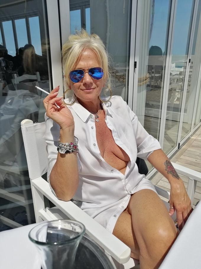 20P Mature ladies braless cleavage pokies 159