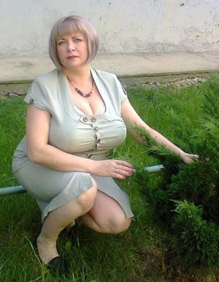 20P Mature ladies braless cleavage pokies 159