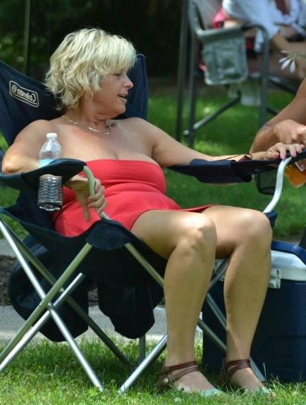 20P Mature ladies braless cleavage pokies 159