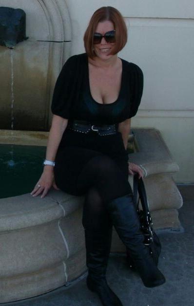 20P Mature ladies braless cleavage pokies 159