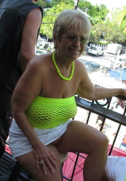 20P Mature ladies braless cleavage pokies 159