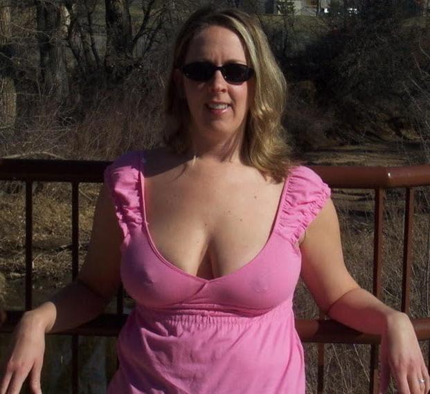20P Mature ladies braless cleavage pokies 159